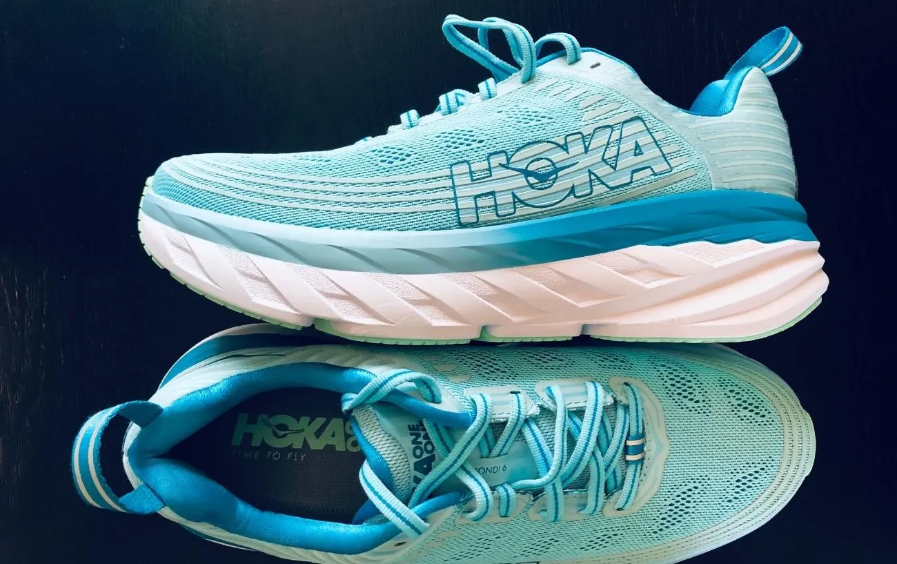 синие кроссовки hoka