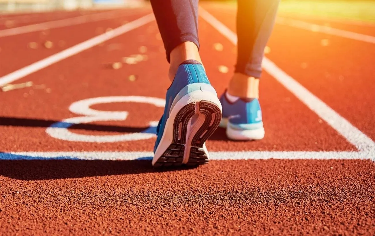 Человек's feet getting read to run on a track.