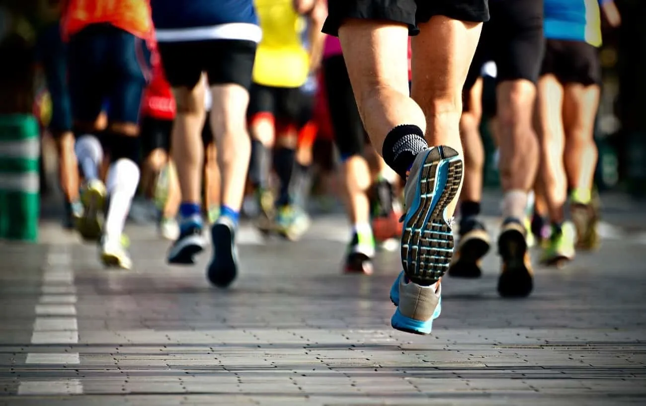 Крупный план людей's legs running a road race. 