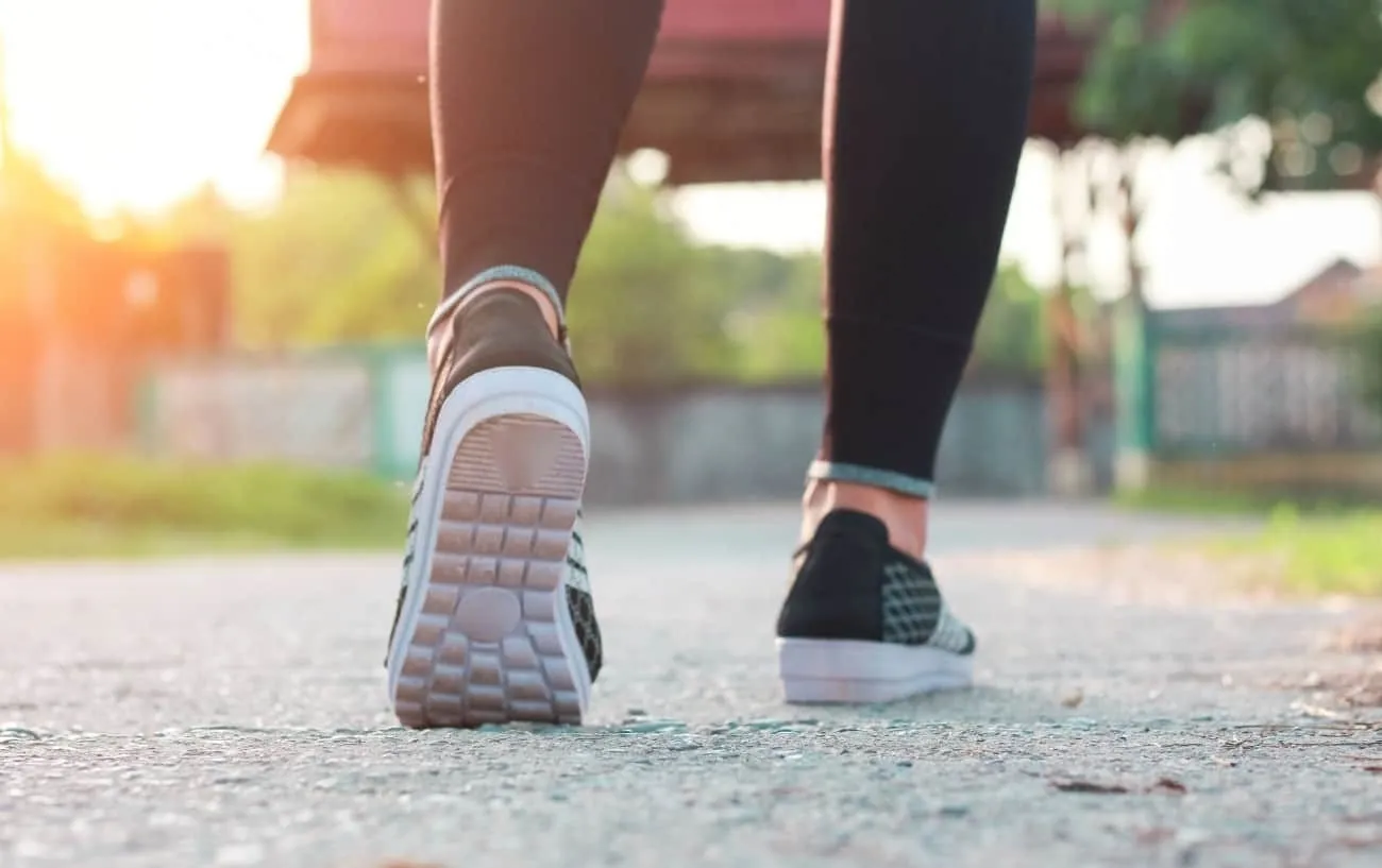 Крупный план спины человека's tennis shoes while taking a step. 