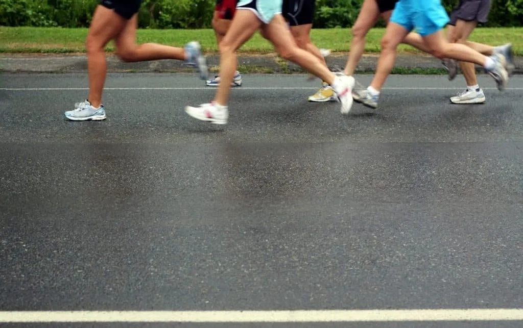 бегун's legs on a road