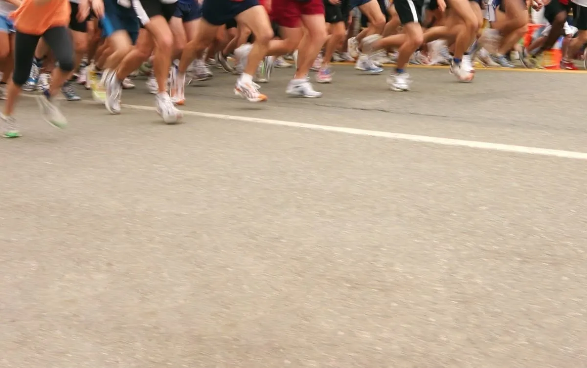 Бегун's legs at a race start line