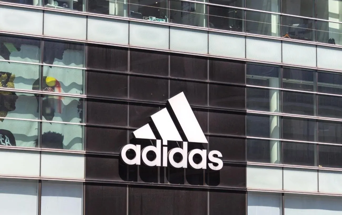 Логотип Adidas на боку здания.