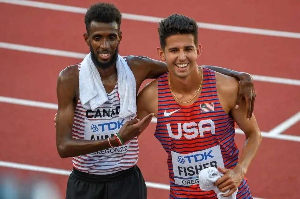 Мох Ахмед с бывшим партнером по тренировкам в Bowerman Track Club Грантом Фишером. Ахмед планировал дебютировать в полумарафоне в Хьюстоне в воскресенье, но снялся из-за травмы.