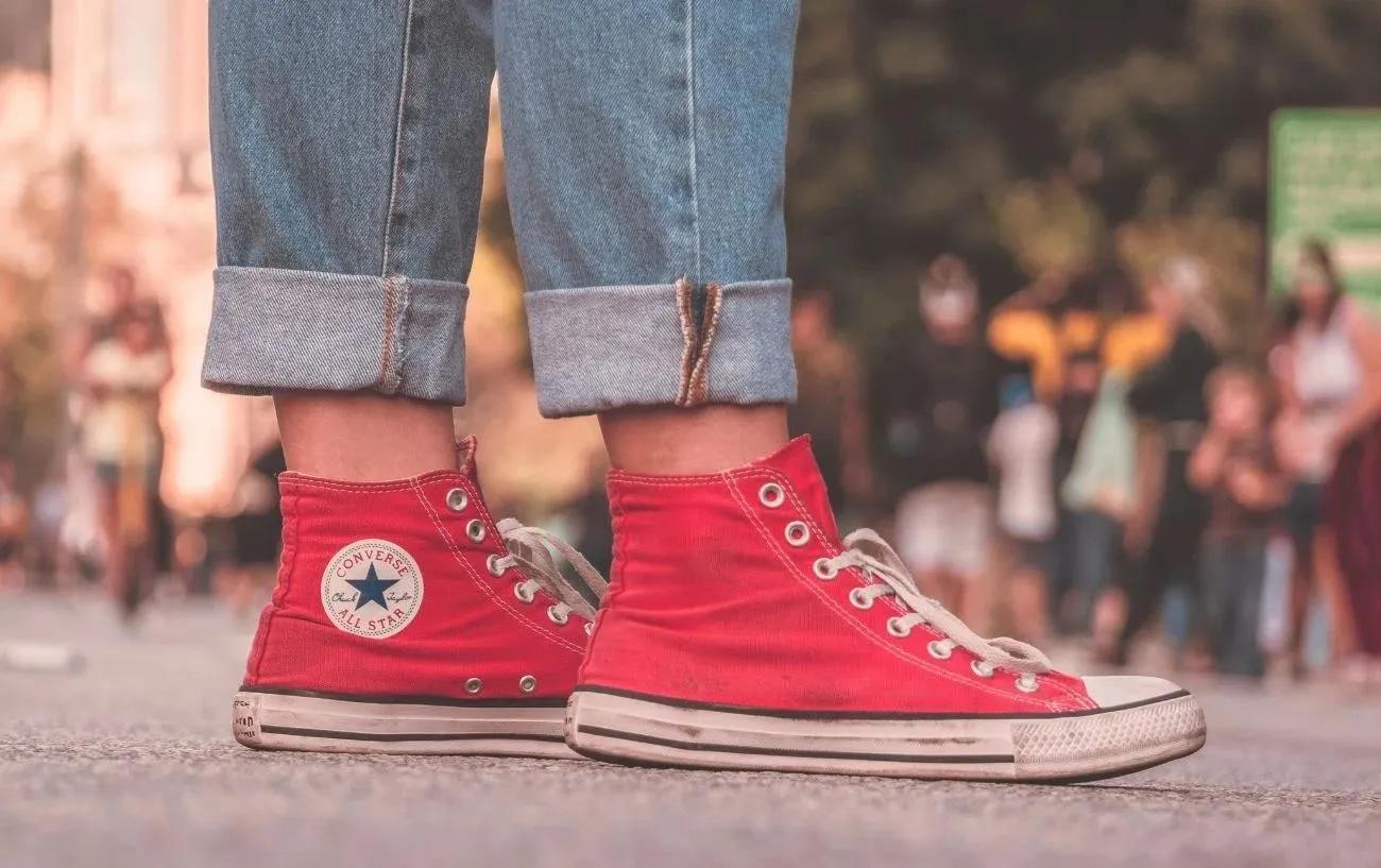 Пара красных Converse.