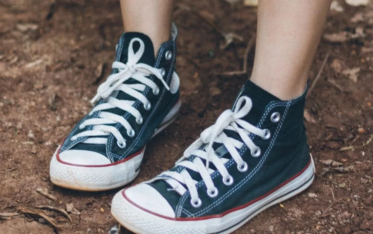 Пара синих Converse.