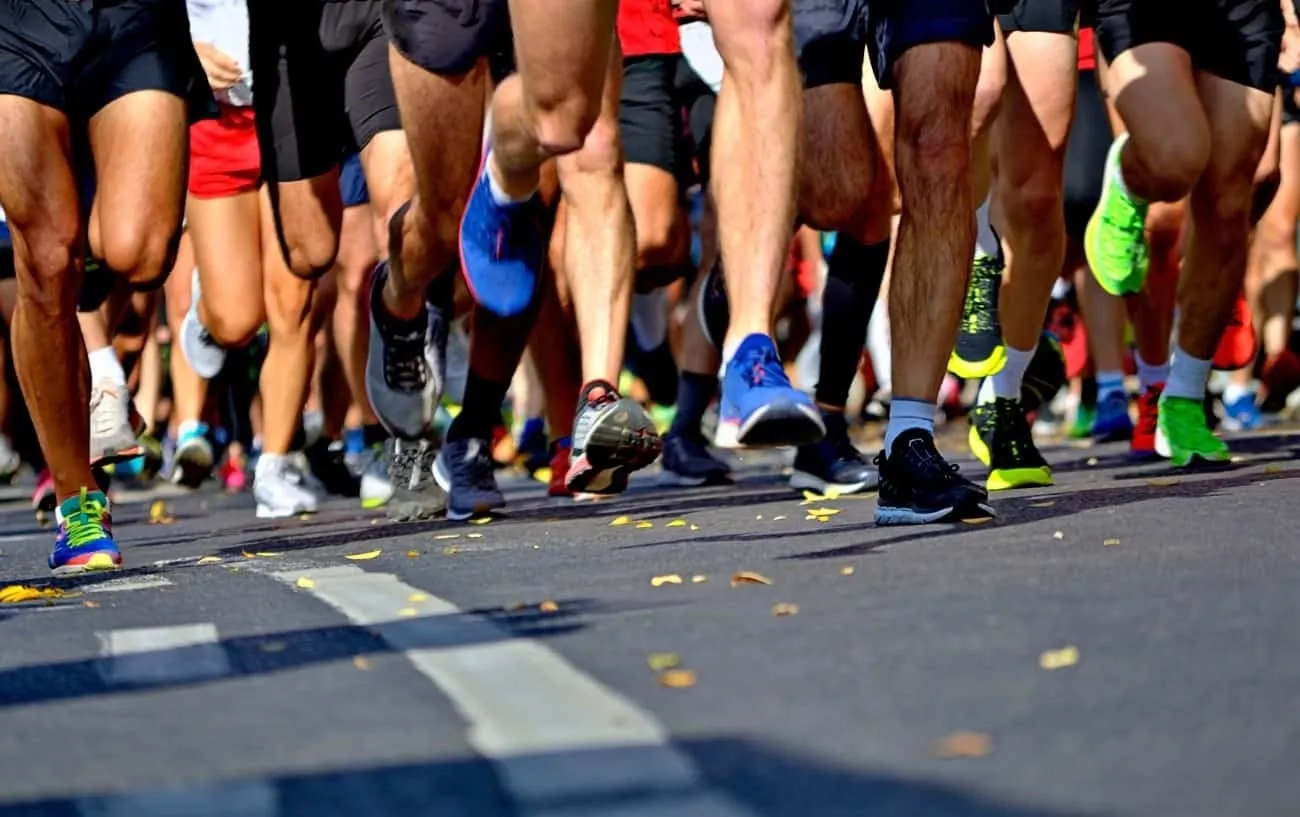 Крупный план людей's legs running one of the best half marathons in the us.