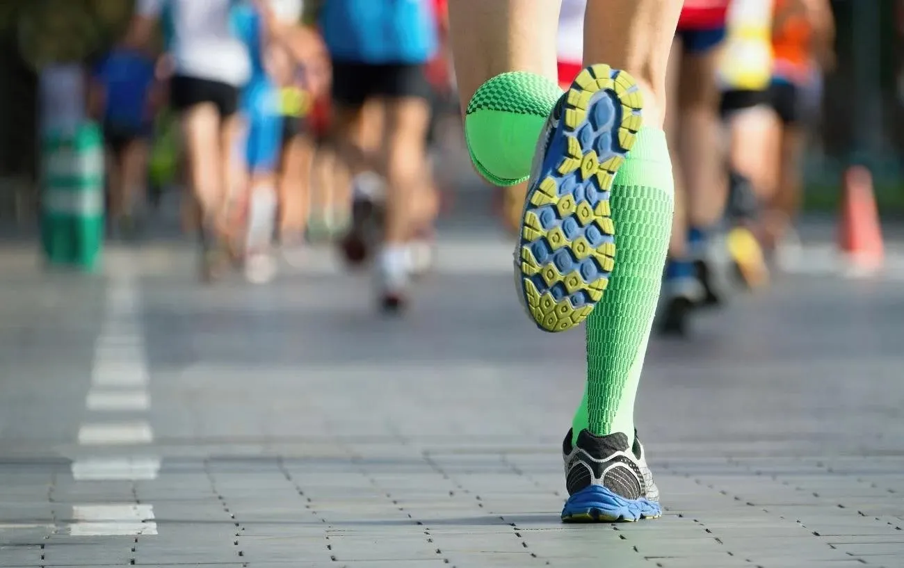 Снимок людей's sneakers in a running race.