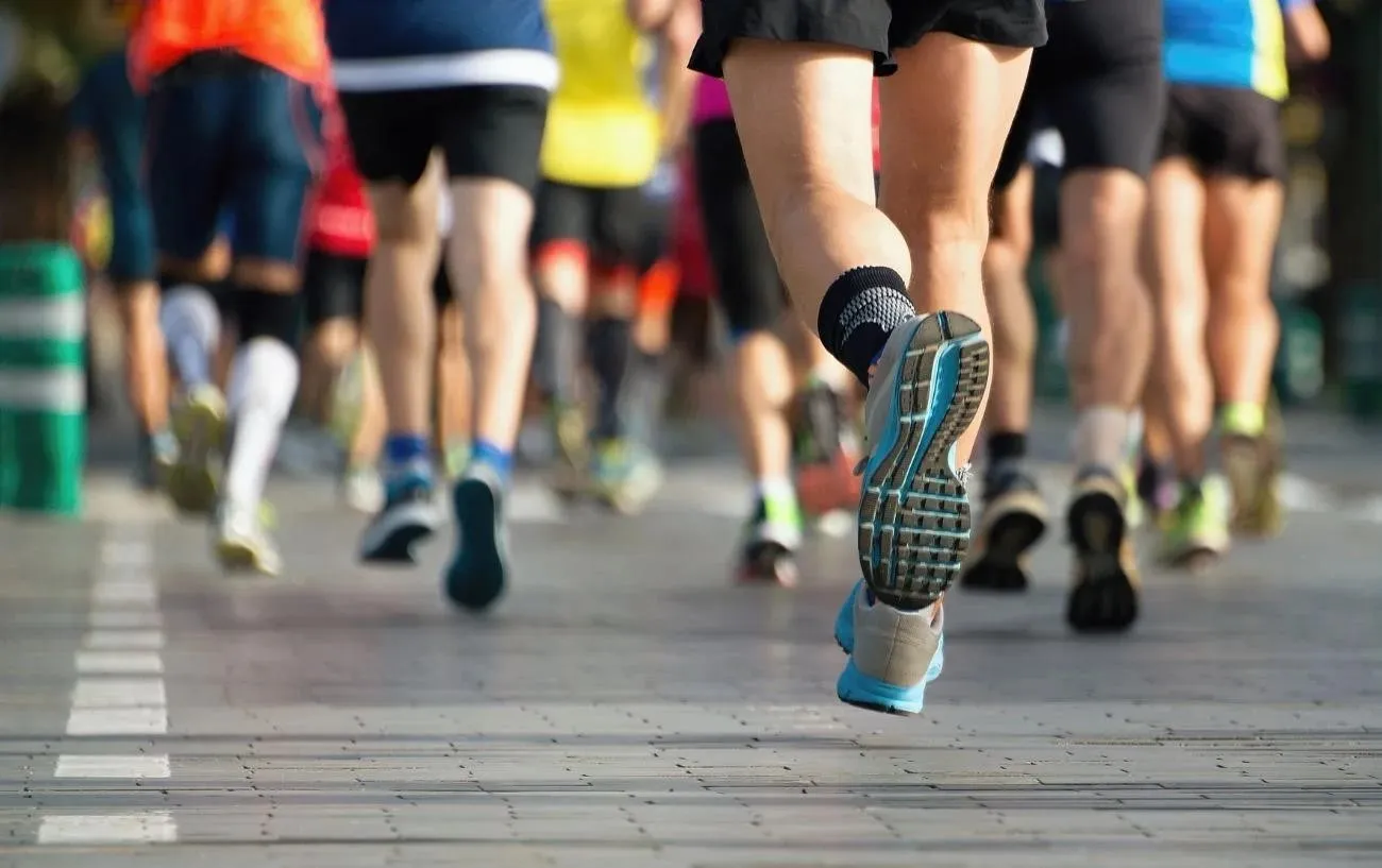 Снимок людей's sneakers in a running race.