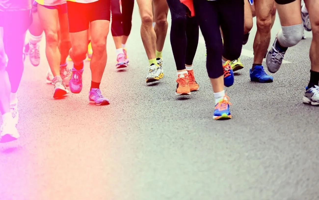 Подборка людей's sneakers in a running race.