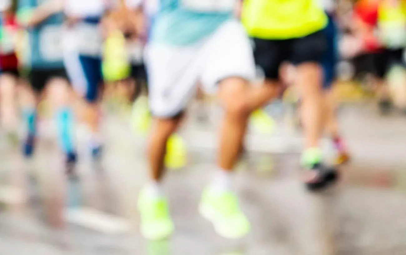 Снимок людей's sneakers in a running race.