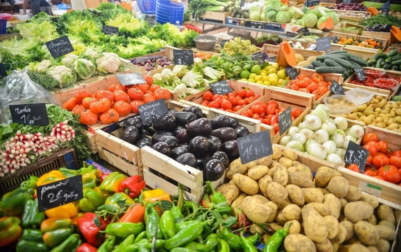 Фермер's market stand of vegetables.