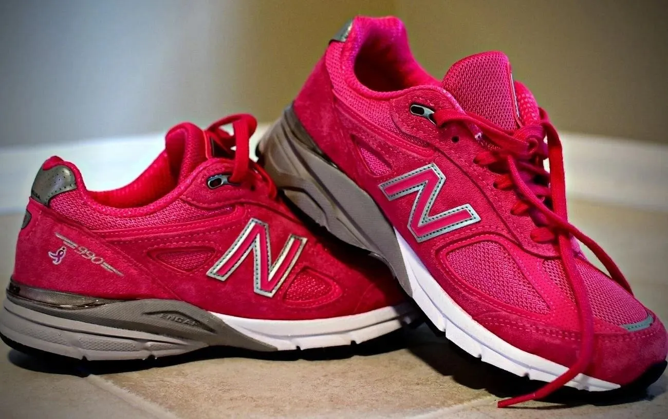 Пара розовых кроссовок New Balance.