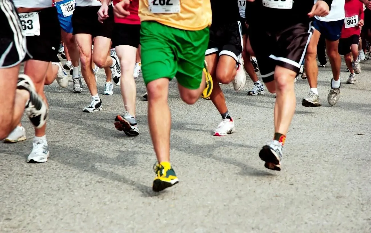 бегун's legs as they complete their couch to 5k race