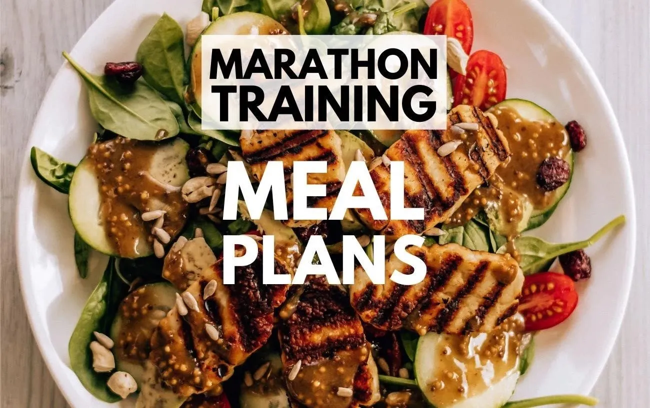 Тарелка с едой и надписью Marathon Training Meal Plans на переднем плане.