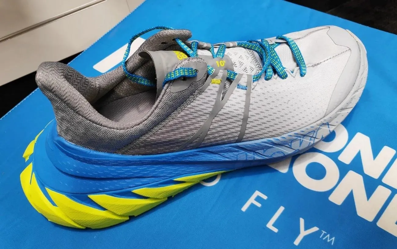 Ботинки Hoka One One на коробке из-под обуви.