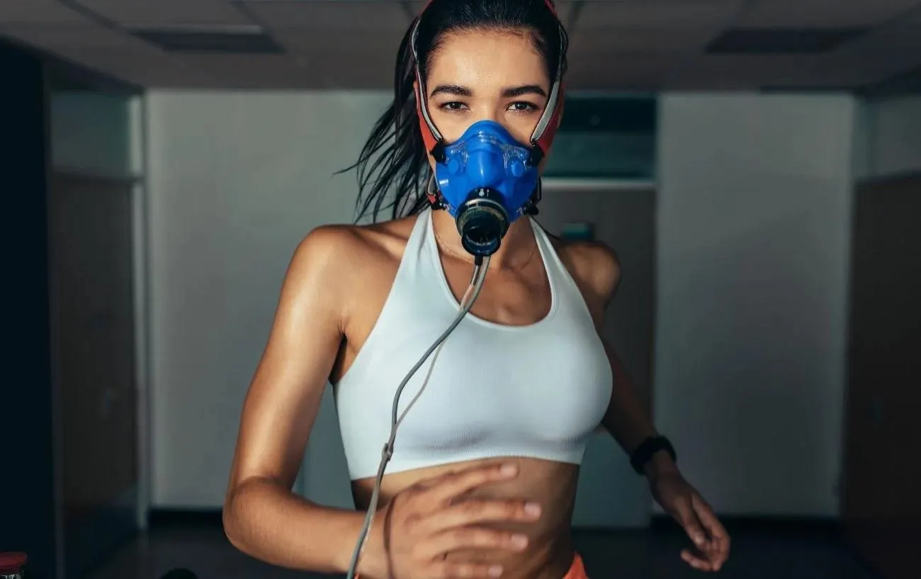 Спортсмен, у которого точно измеряют VO2 Max в лаборатории