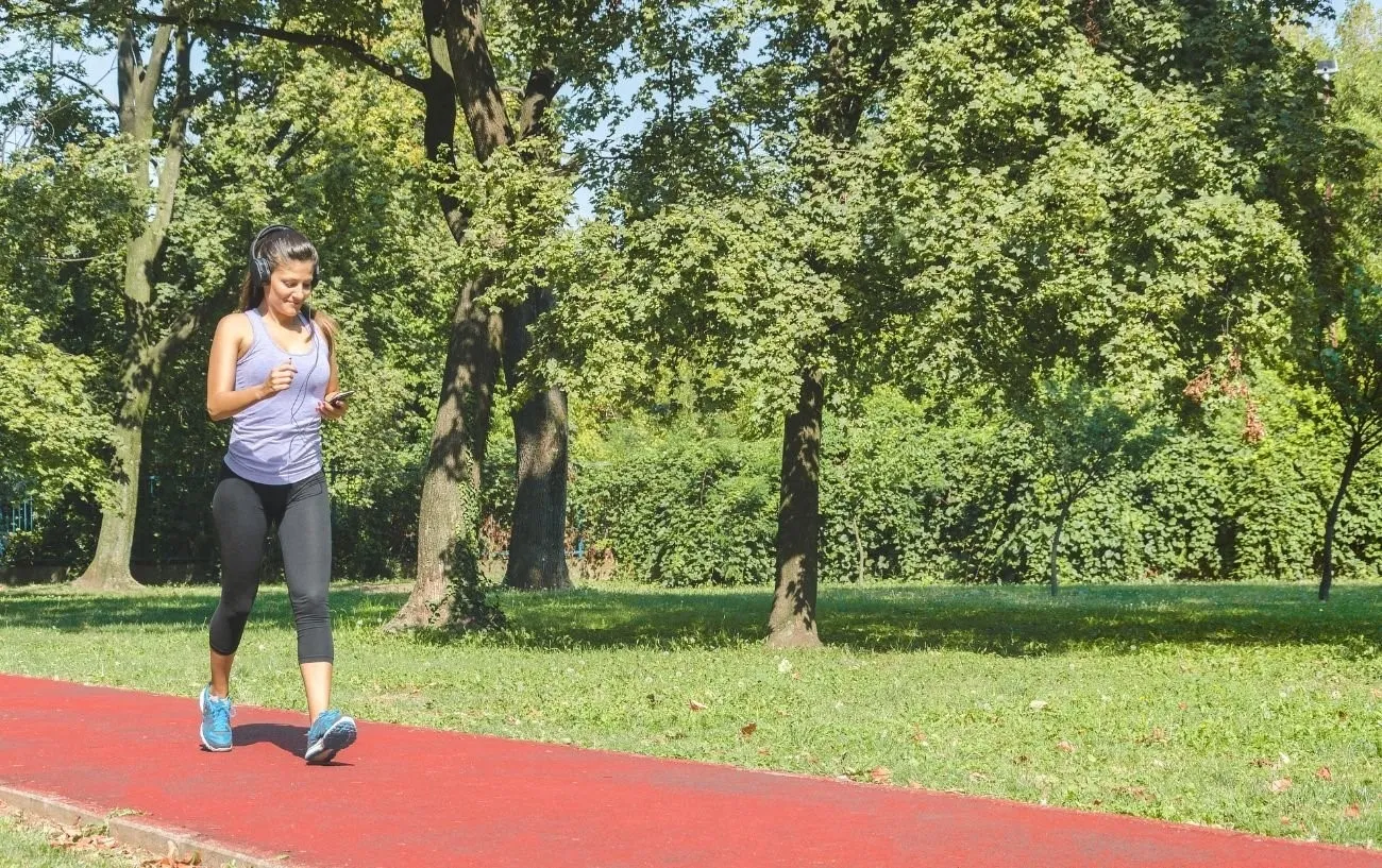 Человек, занимающийся спортивной ходьбой на дорожке.