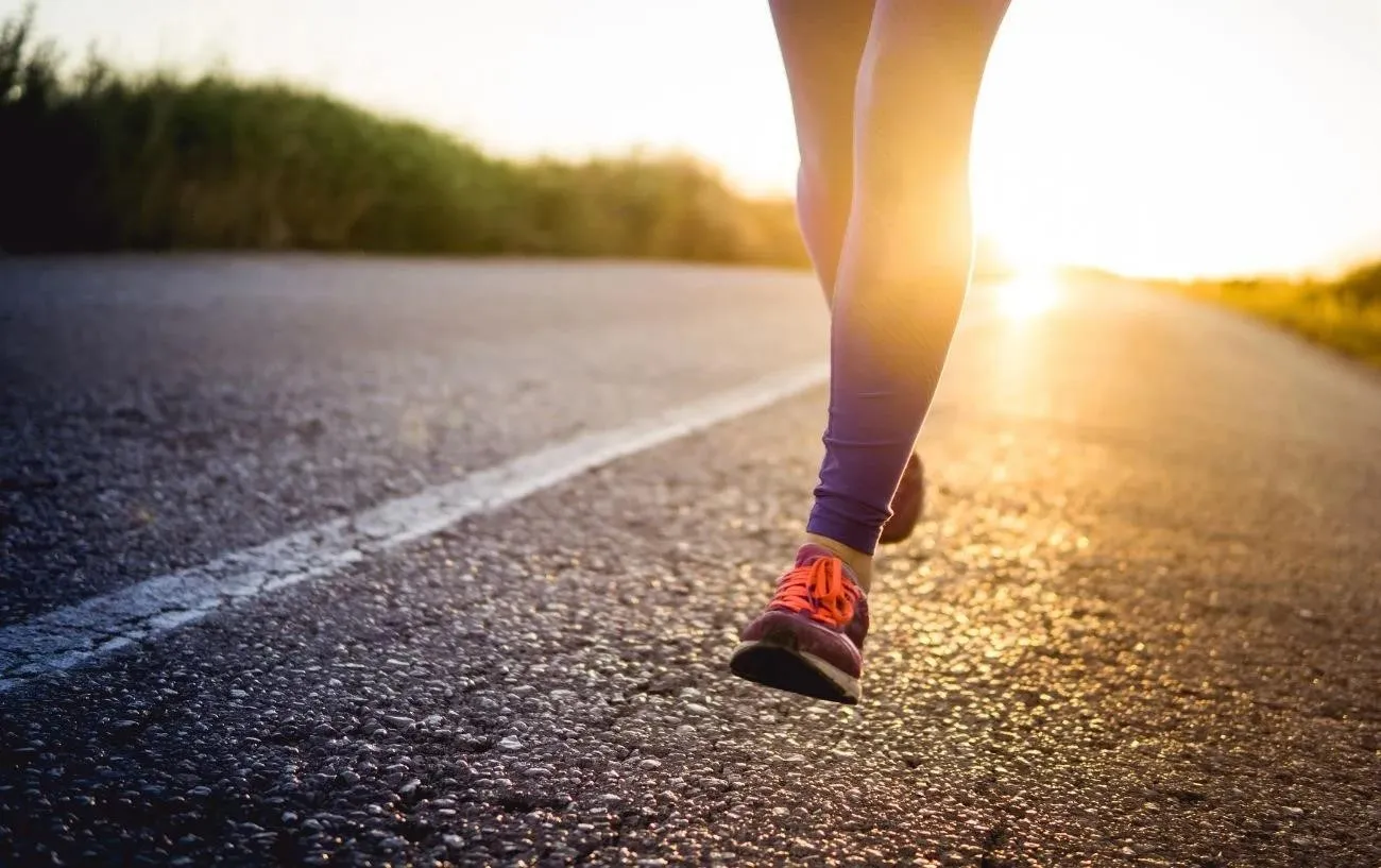 Крупный план человека's running shoes as they run on the road.