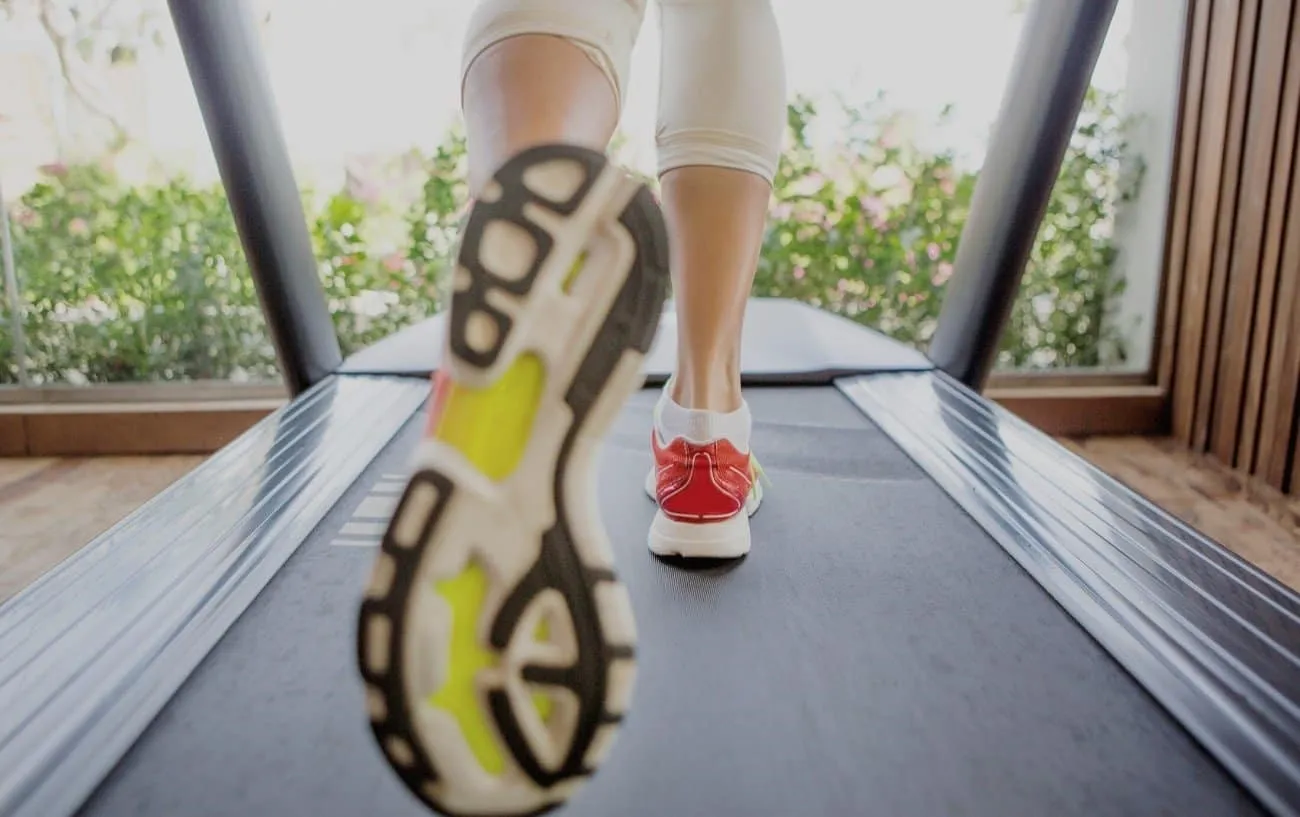 Женщина's feet on treadmill.