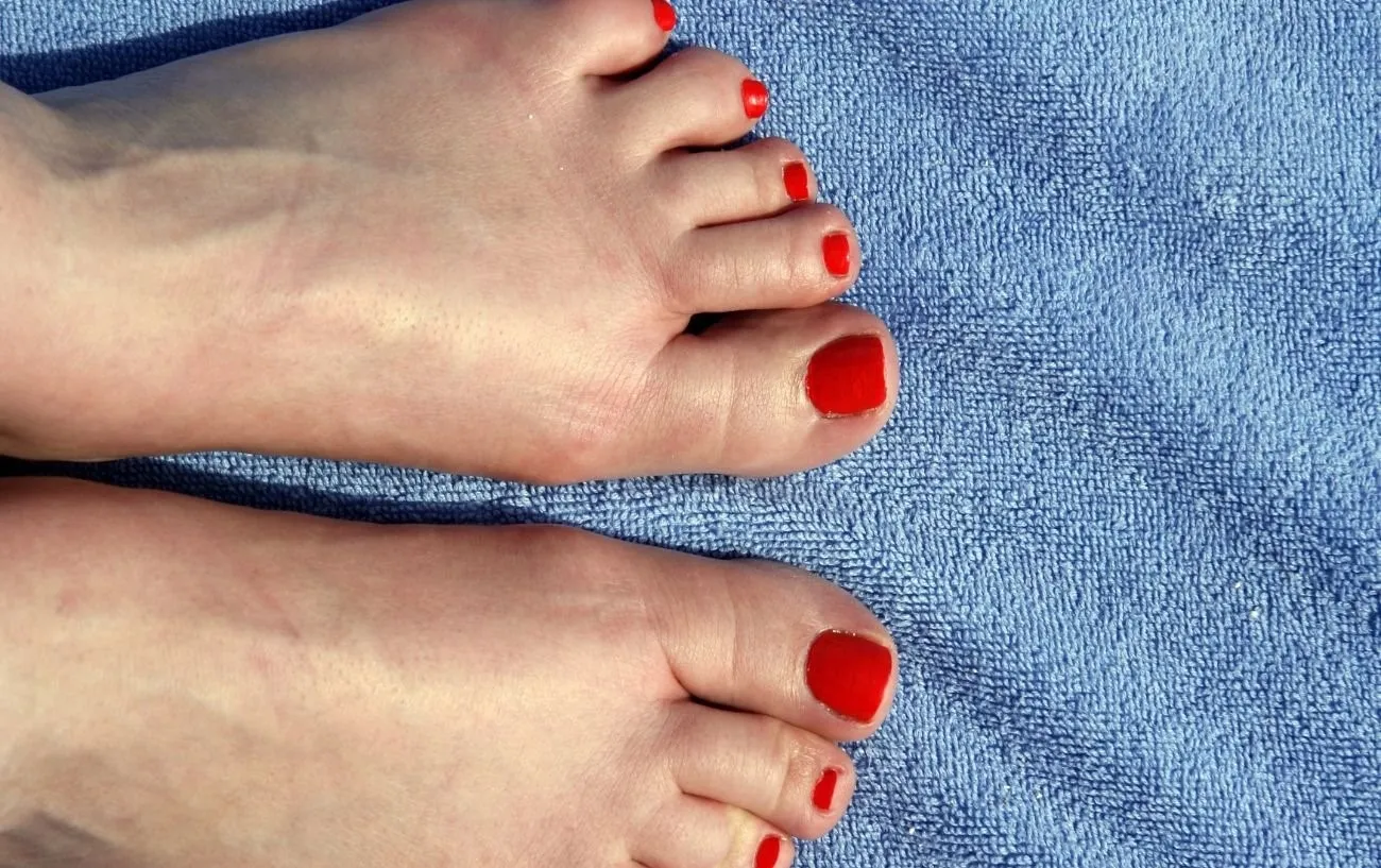 Человек's feet on a towel.