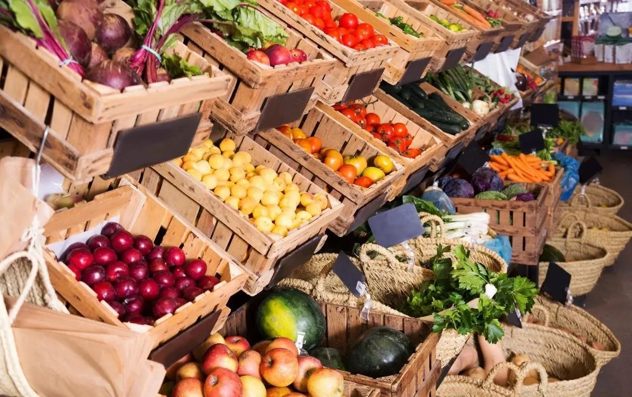 Фермер's market stand with fruits and veggies.