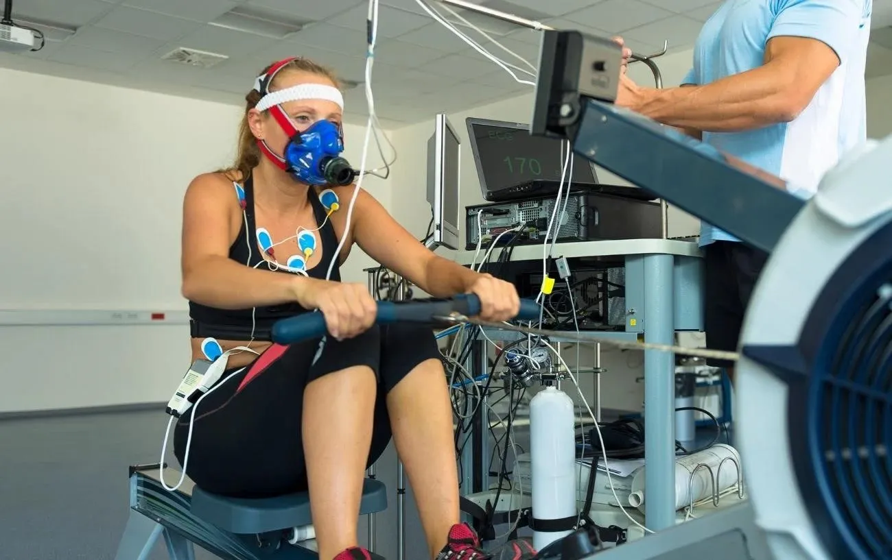 Человек, выполняющий велотест на VO2 max в лаборатории.