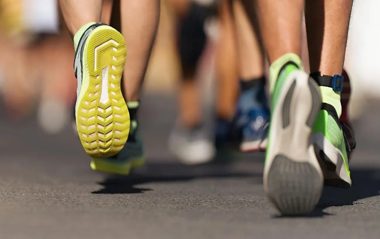 Крупный план подошвы бегуна's sneakers in a marathon.