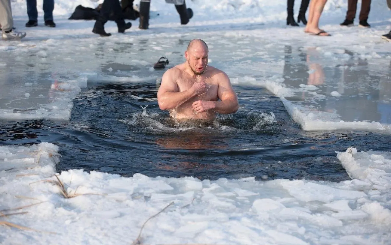 Человек в ледяной ванне на открытом воздухе.