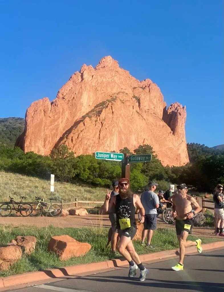 Бегуны участвуют в забеге Garden of the Gods 10M.