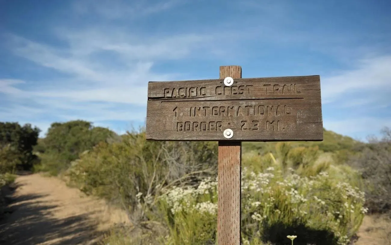 Деревянная табличка с надписью Pacific Crest Trail.