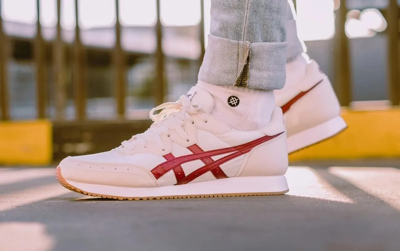 Пара белых Asics.