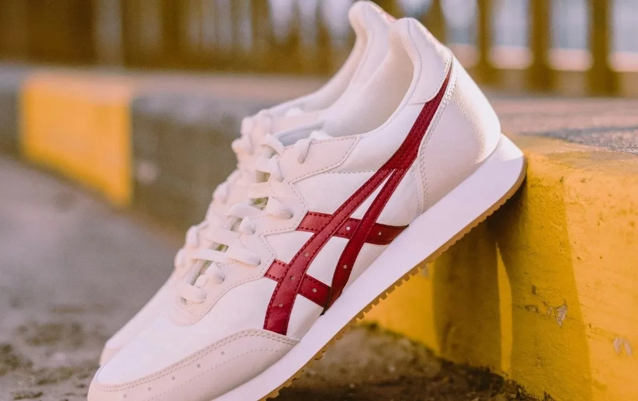 Пара белых Asics.