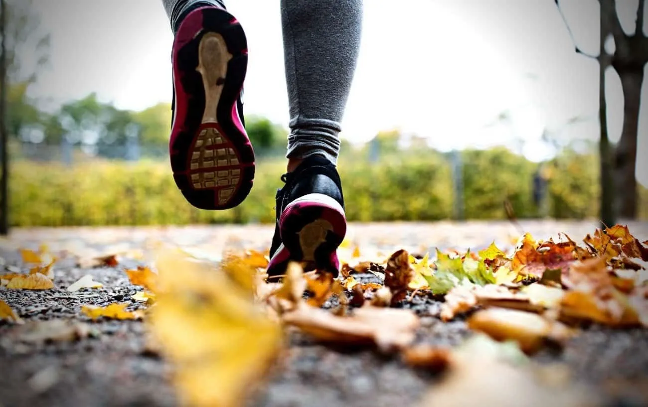 Человек's feet, running on a trail. 