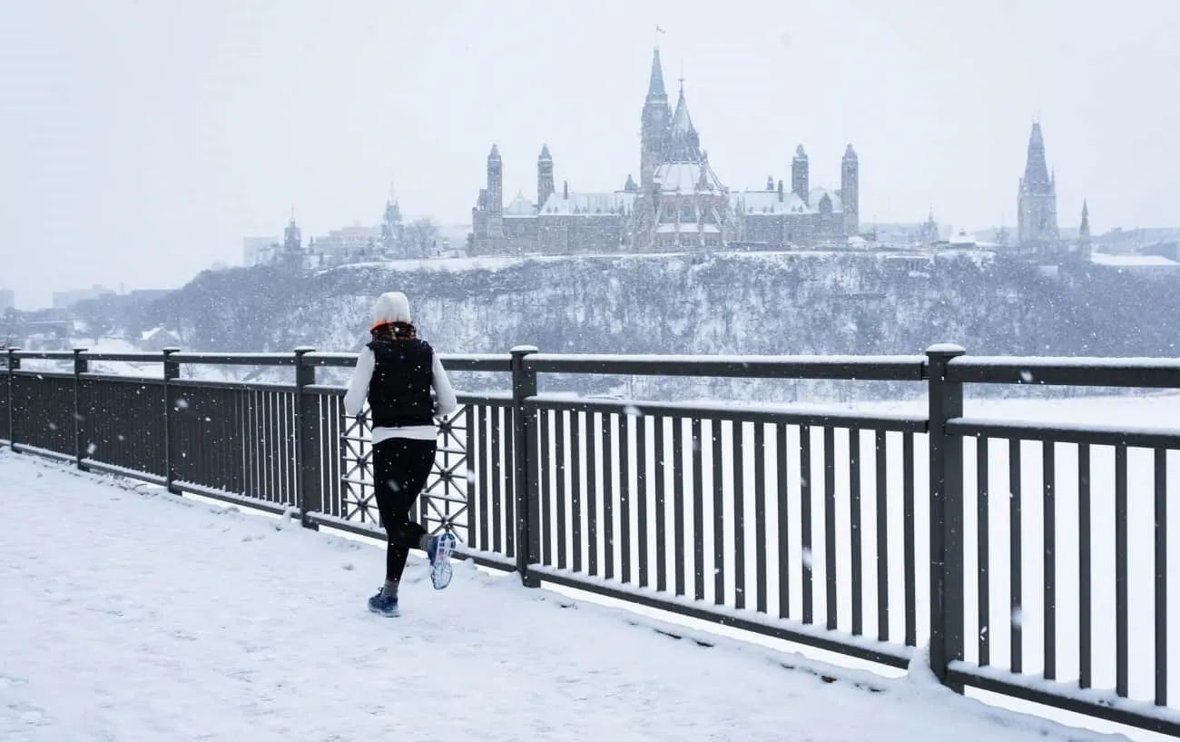 Человек, перебегающий мост в снегопад. 