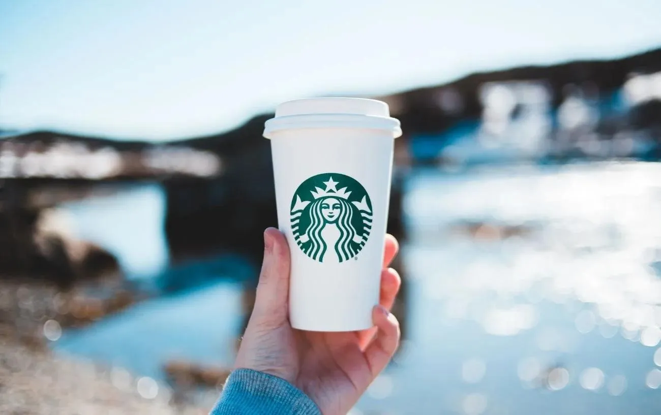 Чашка Starbucks.