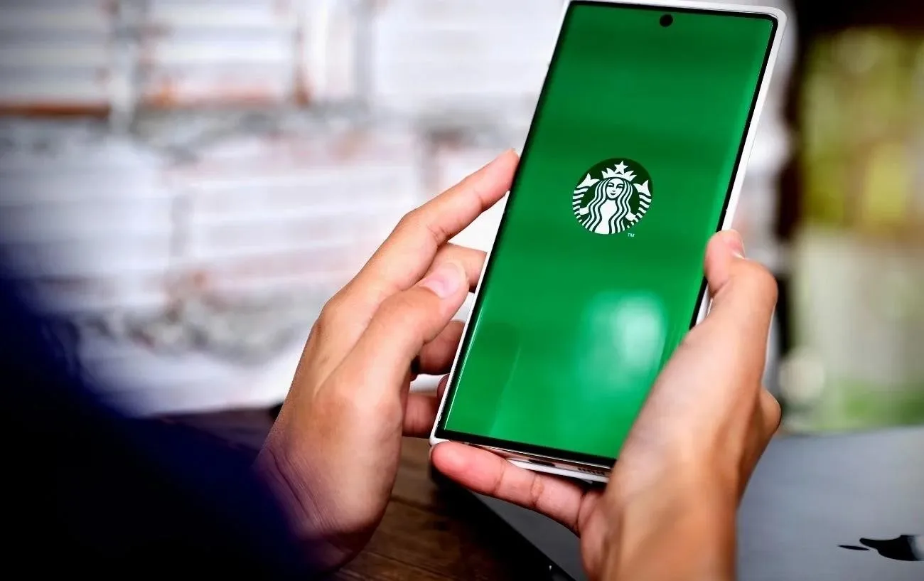 Приложение Starbucks на телефоне.