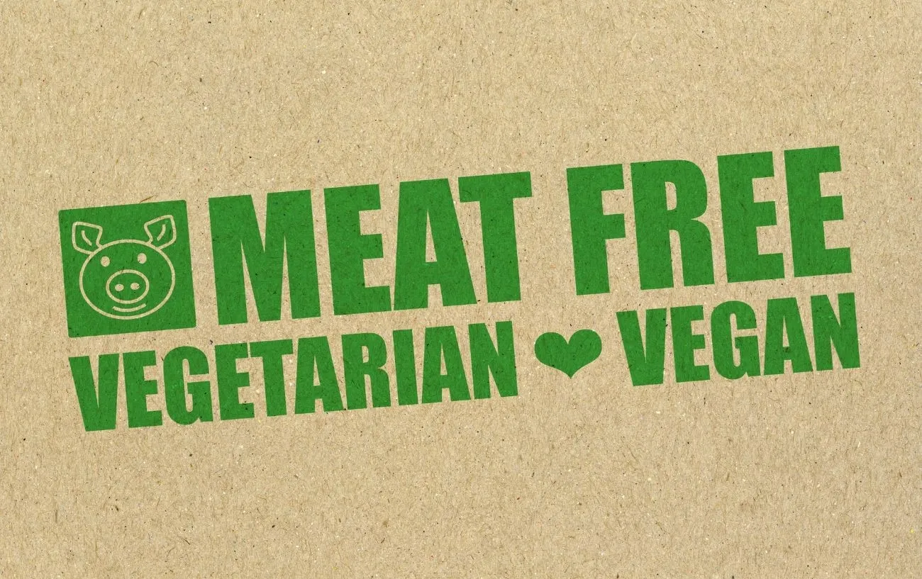 Табличка с надписью meat free, vegan vegetarian.