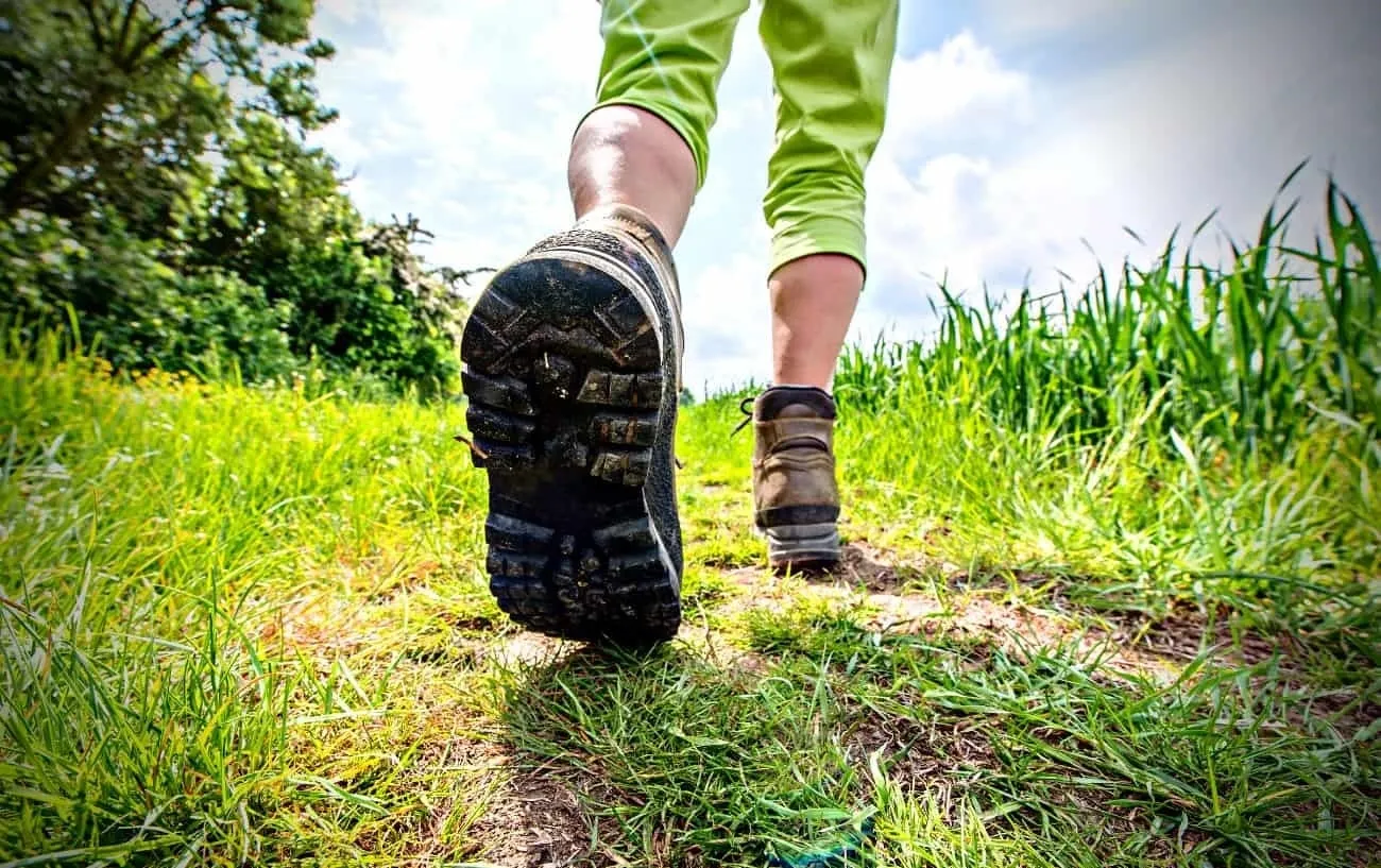 Крупный план человека's sneakers while walking. 