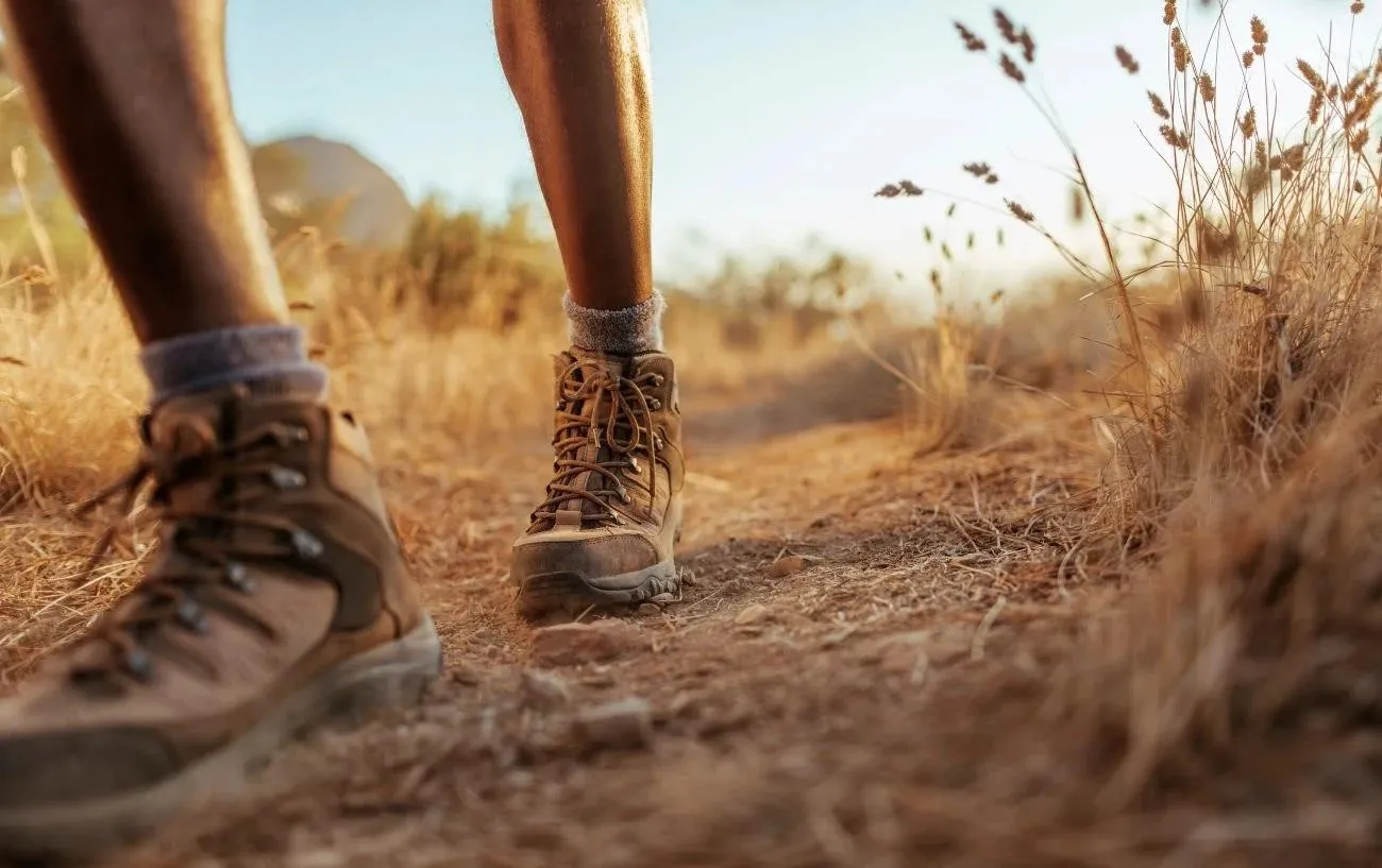 Крупный план человека's hiking boots.