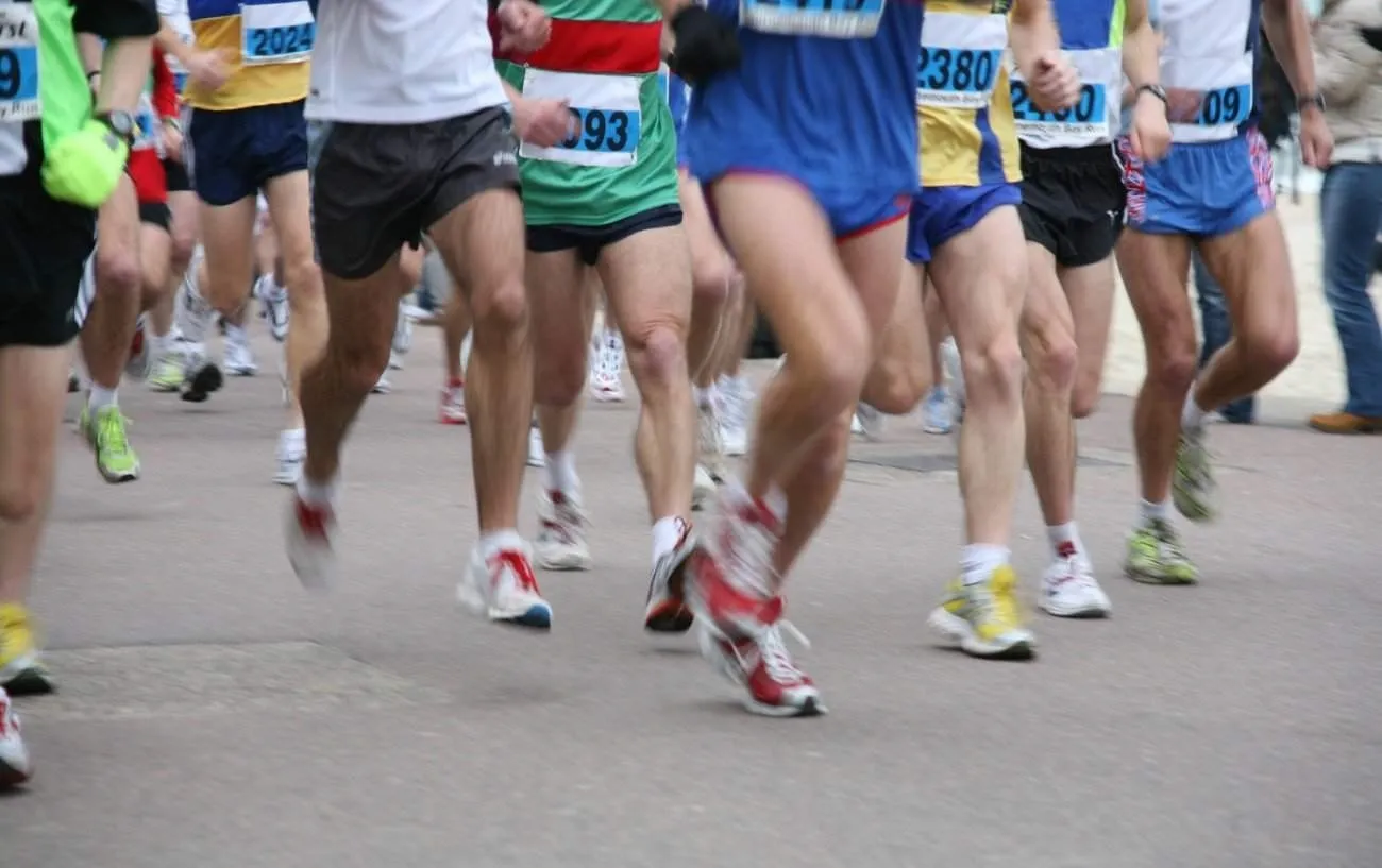 группа бегунов's legs during a race