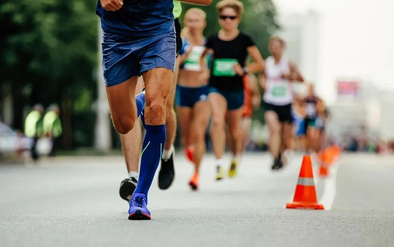 люди's legs during a race