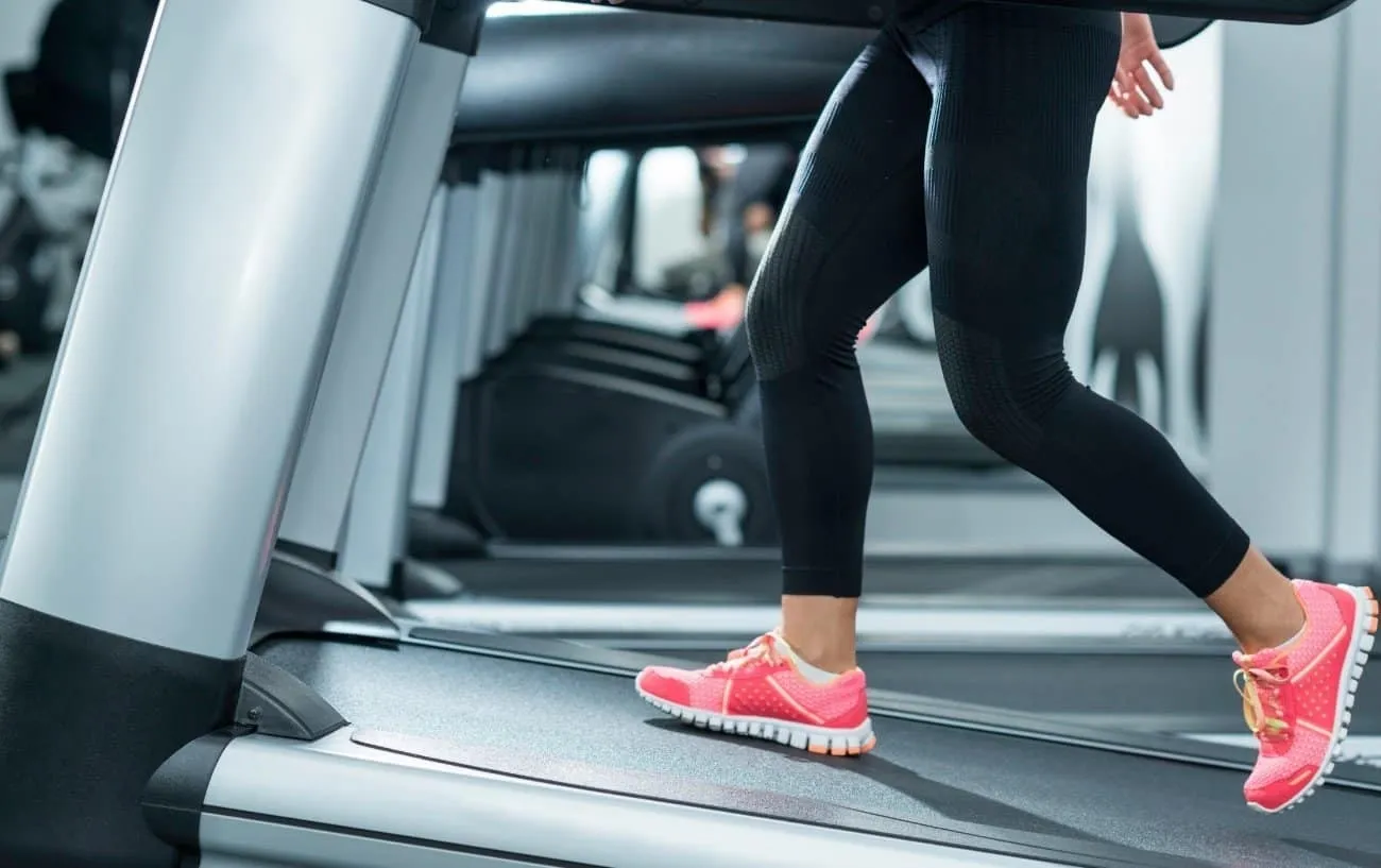 Крупный план человека's feet in a treadmill. 